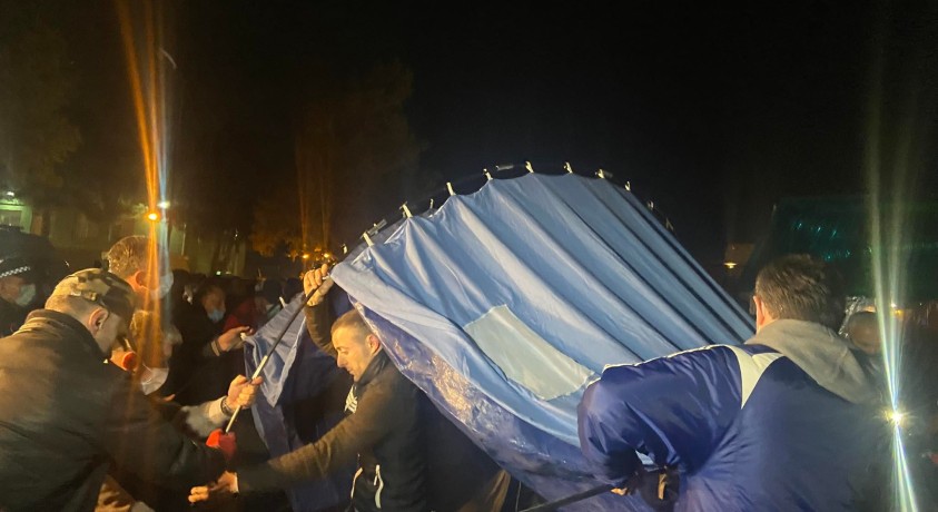 რუსთავის მე-12 პენიტენციურ დაწესებულებასთან აქტივისტებმა კარვები გაშალეს