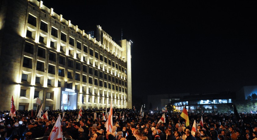 აქციის მონაწილეებმა თავისუფლების მოედნიდან მთავრობის კანცელარიასთან გადაინაცვლეს