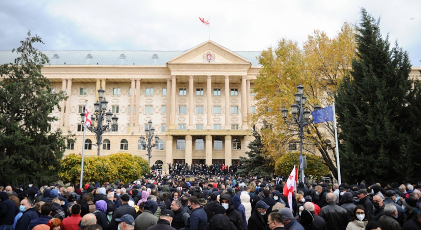 საქალაქო სასამართლოსთან მიხეილ სააკაშვილის პროცესის პარალელურად აქცია მიმდინარეობს
