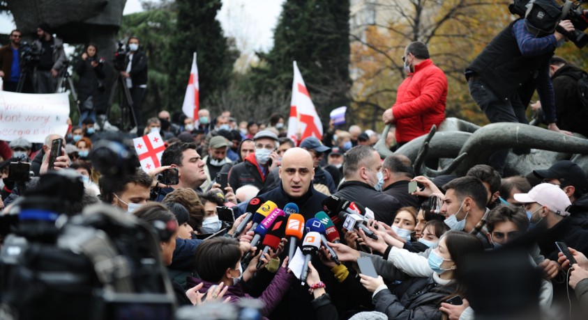 „ნაციონალური მოძრაობის“ მიერ ორგანიზებული აქციის მონაწილეებმა მსვლელობით სუს-ის შენობისკენ გადაინაცვლეს
