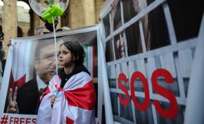 საპროტესტო აქცია პარლამენტის შენობასთან – 13 ნოემბრის ფოტოქრონიკა