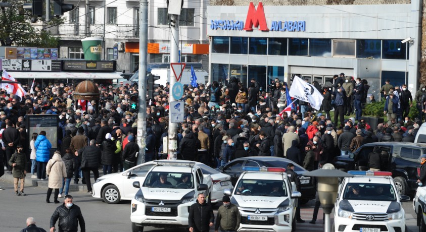 „ნაციონალური მოძრაობის” წევრები და მხარდამჭერები მეტრო „ავლაბრიდან”  მსვლელობას მართავენ