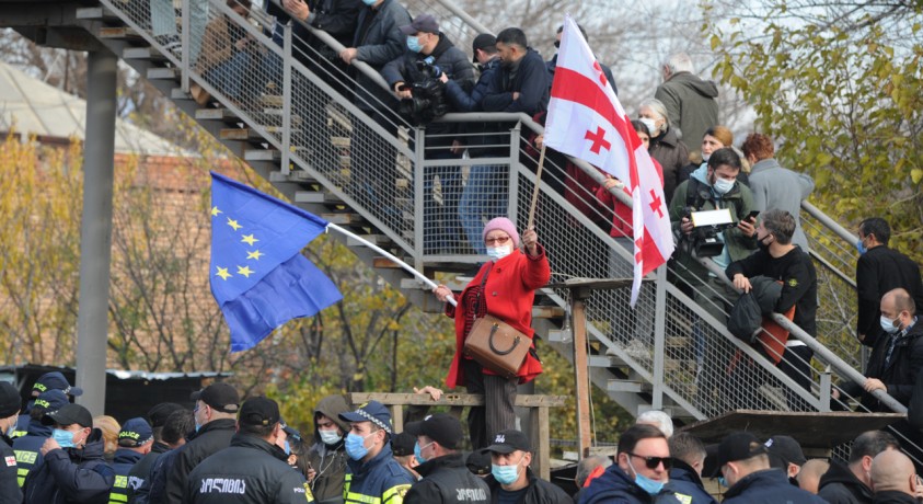 მიხეილ სააკაშვილის მხარდამჭერები საქალაქო სასამართლოსთან – 29 ნოემბრის ფოტოქრონიკა