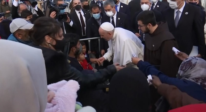 რომის პაპი ფრანცისკე კუძნულ ლესბოსზე მიგრანტებს შეხვდა