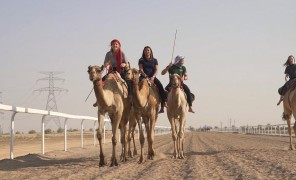აქლემებზე ამხედრებული ქალები დუბაის ისტორიაში შედიან