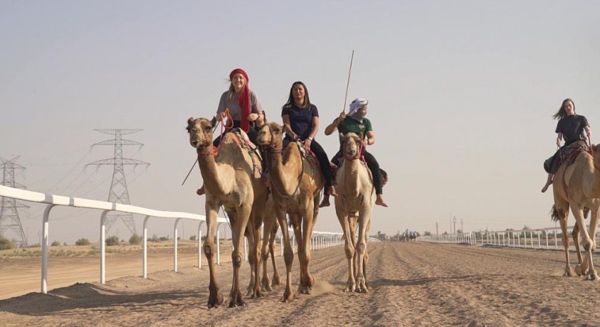 აქლემებზე ამხედრებული ქალები დუბაის ისტორიაში შედიან