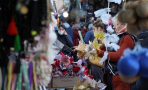 წინასაახალწლო სამზადისი ბაზრობებსა და სავაჭრო ცენტრებში იგრძნობა