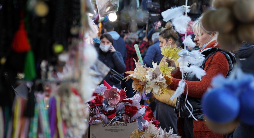 წინასაახალწლო სამზადისი ბაზრობებსა და სავაჭრო ცენტრებში იგრძნობა