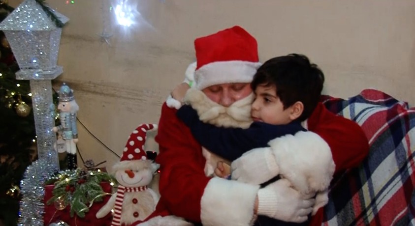 საახალწლო განწყობას თოვლის ბაბუას ფორმაში გამოწყობილი გოგო-ბიჭები ქმნიან