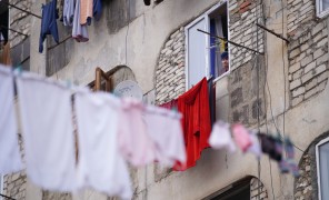 აფხაზეთიდან დევნილი 150-მდე ოჯახი კვლავ რჩება სახლში, რომელიც ინგრევა