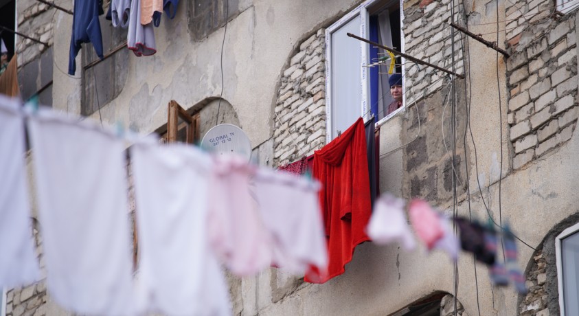 აფხაზეთიდან დევნილი 150-მდე ოჯახი კვლავ რჩება სახლში, რომელიც ინგრევა