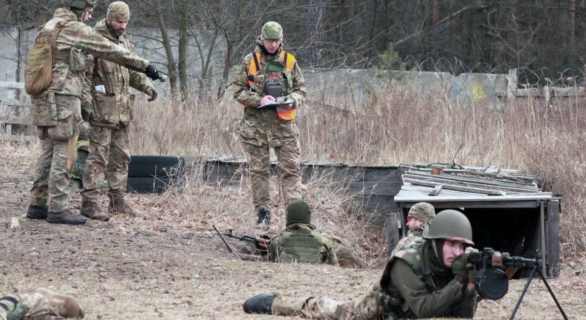 უკრაინის მოქალაქეები ქვეყნის არმიას უერთდებიან და რუსეთის შესაძლო შეჭრისთვის ემზადებიან