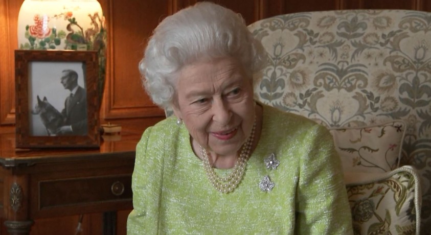 ელისაბედ მეორეს შემდეგ დედოფლის ტიტული მის რძალს კამილას გადაეცემა