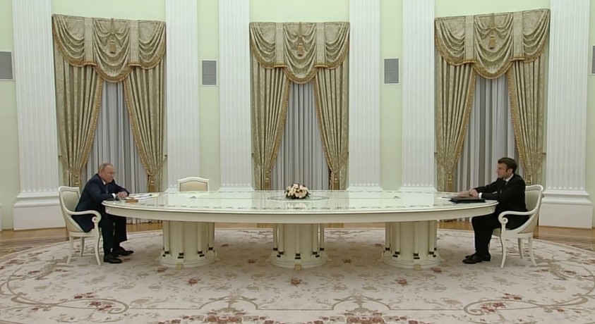 ემანუელ მაკრონსა და ვლადიმერ პუტინს შორის შეხვედრა ხუთი საათი გაგრძელდა