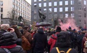 მასწავლებლები სამუშაო გარემოსა და ფინანსების შემცირებას აპროტესტებენ