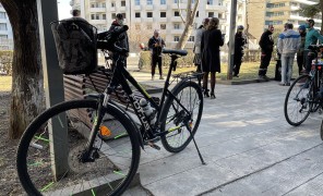 ველომოყვარულები ზამთარში სამსახურში ველოსიპედით წასვლის დღეს აღნიშნავენ