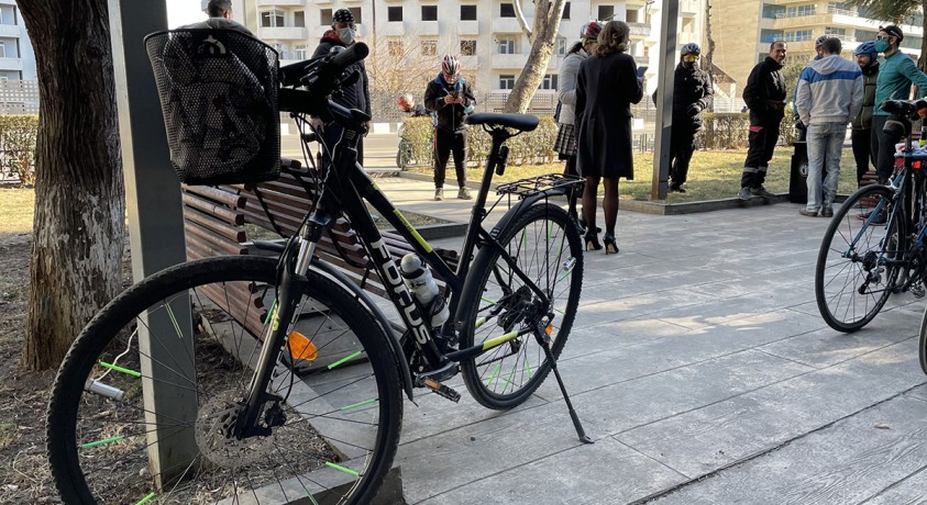 ველომოყვარულები ზამთარში სამსახურში ველოსიპედით წასვლის დღეს აღნიშნავენ