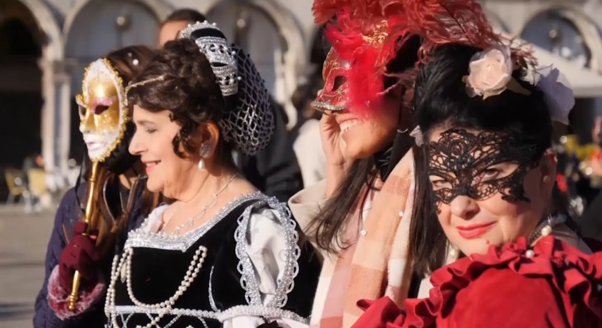ვენეციის კარნავალზე ქირურგიული პირბადეები საკარნავალო ნიღბებით შეცვალეს