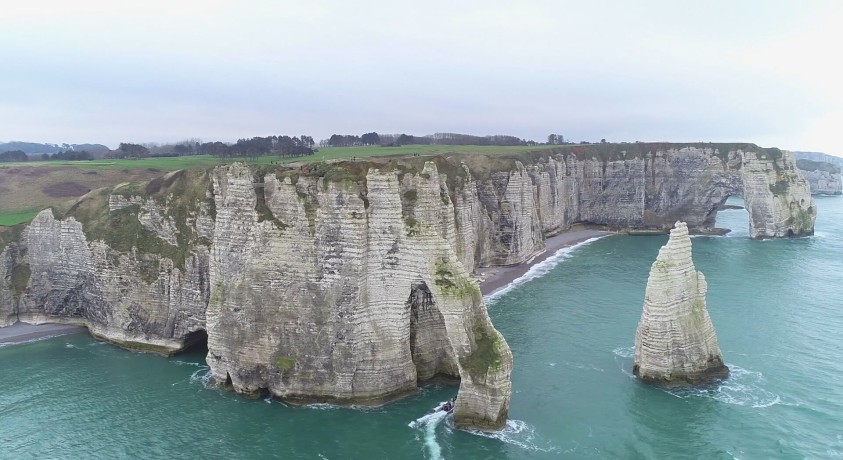 კლიმატის ცვლილება: ნორმანდიის სანაპიროზე ცარცის კლდის მონაკვეთი ჩამოინგრა