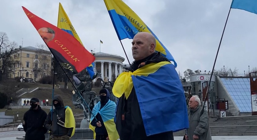 კიევის ცენტრში მშვიდობის მოთხოვნით რამდენიმე ადამიანი გამოვიდა