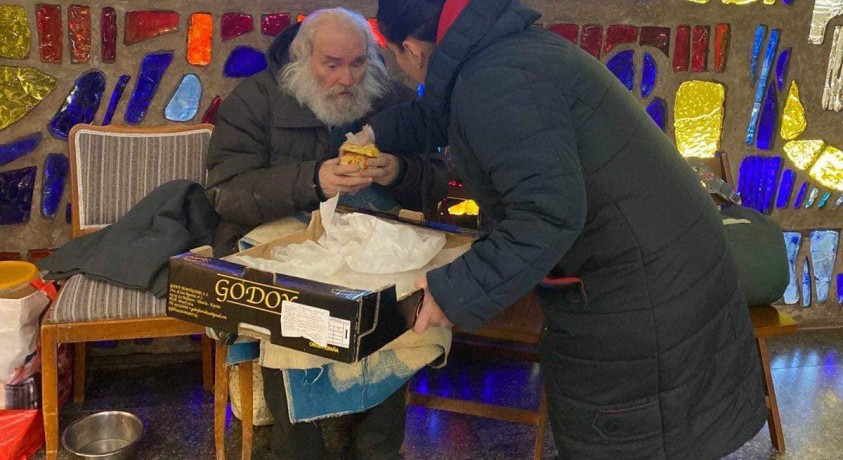 კიევში მცხოვრები ქართველები მეტროსადგურში თავშეფარებულ უკრაინელებს ხაჭაპურებით უმასპინძლდებიან