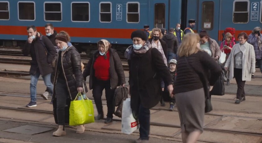 უკრაინელი დევნილები უნგრეთში ჩავიდნენ