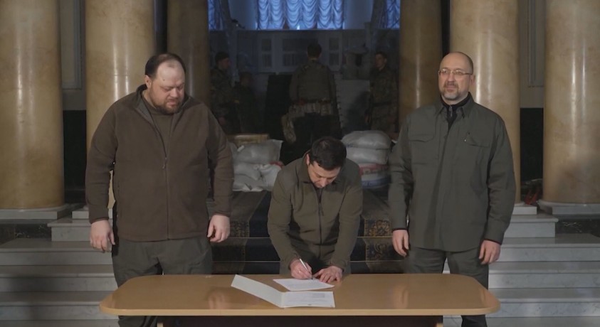 უკრაინის პრეზიდენტმა განაცხადს უკრაინის ევროკავშირში გაწევრიანების შესახებ ხელი მოაწერა