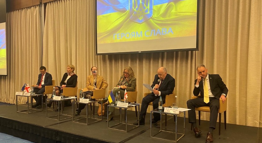 “რუსეთის შეჭრა უკრაინაში” – საქართველოში აკრიდეტებული ელჩები, “რონდელის ფონდის” მიერ ორგანიზებულ დისკუსიაში მონაწილეობდნენ