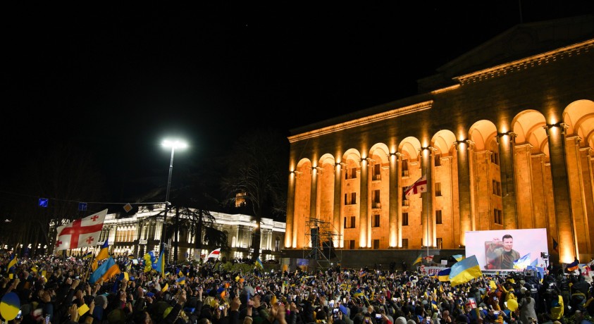 პარლამენტის შენობის წინ შეკრებილებს საქართველოსა და უკრაინის პრეზიდენტებმა მიმართეს