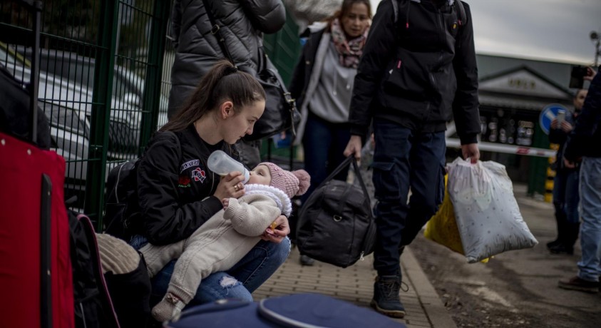 პოლონეთში ახალგაზრდა მოხალისეები უკრაინიდან ლტოლვილებს ეხმარებიან