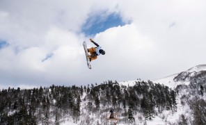 თოვლზე მფრინავი აკრობატები ბაკურიანში