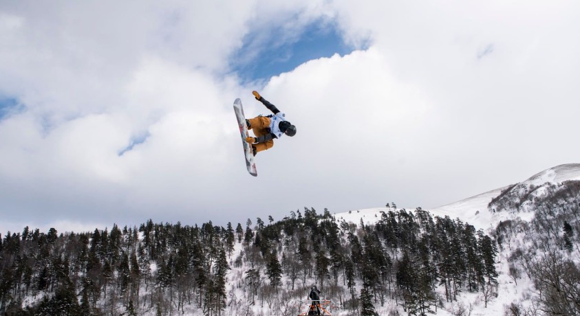 თოვლზე მფრინავი აკრობატები ბაკურიანში