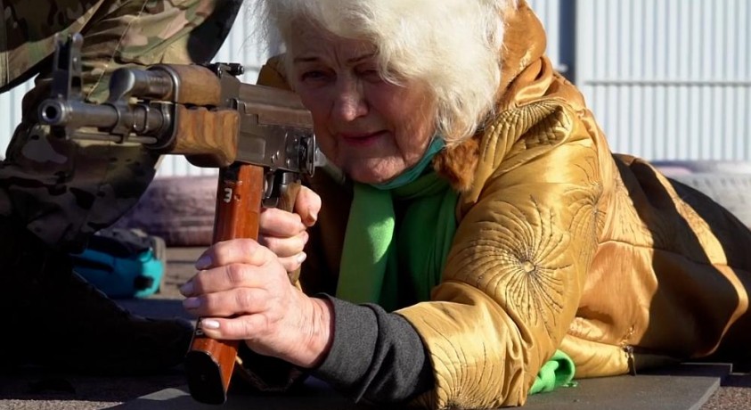 კიევსა და ლვოვში ათასობით უკრაინელი სამხედრო შენაერთებში ეწერება