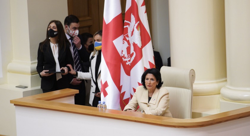 პოლიტიკოსების შეფასებები პრეზიდენტ სალომე ზურაბიშვილის მოხსენებაზე პარლამენტში