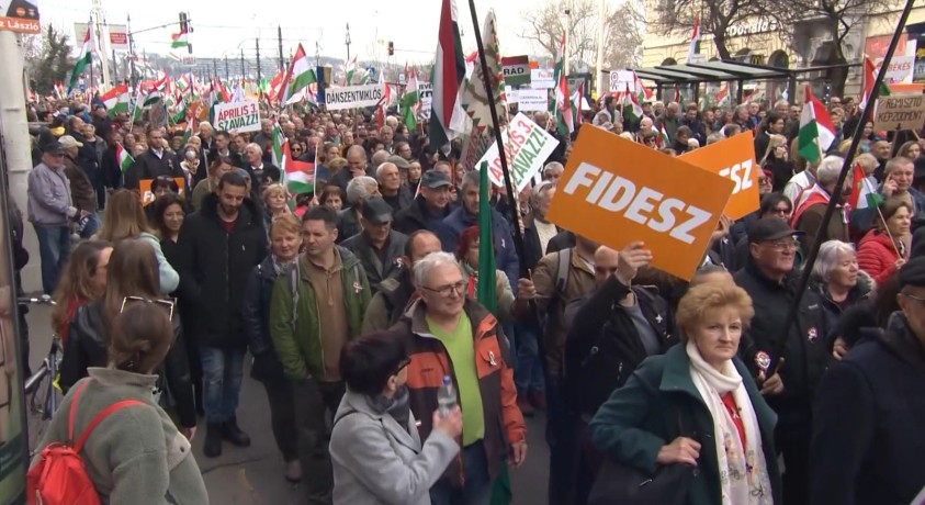 რევოლუციის დღის აღსანიშნავად ათიათასობით უნგრელი ბუდაპეშტის ქუჩებში გამოვიდა