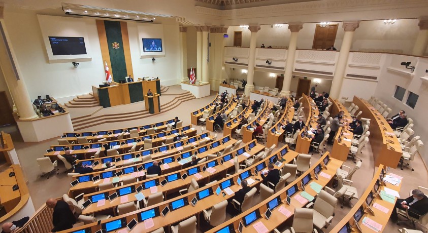 პრეზიდენტის კომპეტენციებზე სასამართლო დავას დეპუტატები აფასებენ