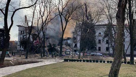 რუსულმა ჯარმა მარიუპოლის დრამატული თეატრი დაბომბა