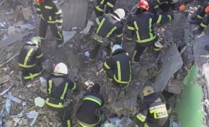 მაშველები დაბომბვის შედეგად დანგრეულ ყაზარმებში გადარჩენილებს ეძებენ