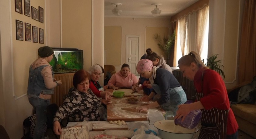 დროგობიჩის თეატრის შენობაში მოხალისეები ჯარისკაცებისთვის საკვებს ამზადებენ