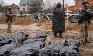 „მისამართების სია“: უკრაინის პოლიცია კარდაკარ დადის, რათა დაღუპულთა ცხედრები ეზოებიდან გადაასვენოს
