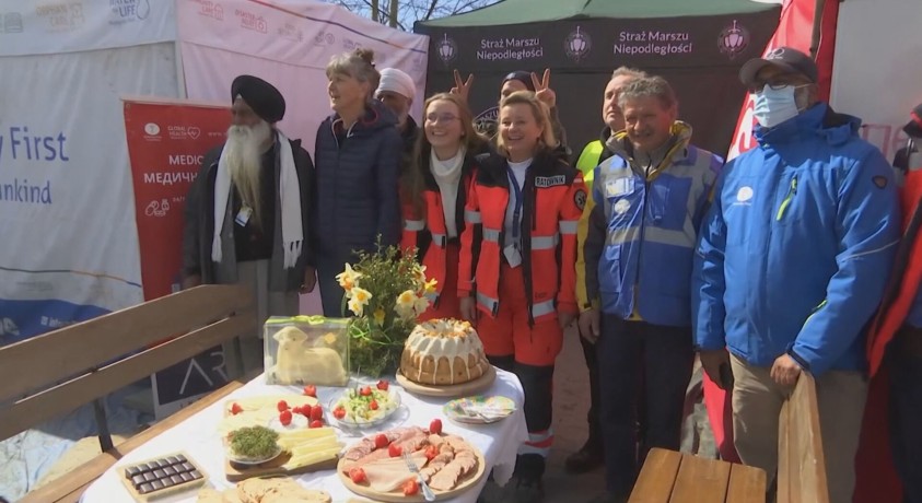 პოლონელმა მოხალისეებმა საზღვარზე უკრაინიდან ლტოლვილებს სააღდგომო კერძები დაახვედრეს