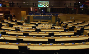 ევროპარლამეტარები ევროკომისიას  ვაქცინაციის  ტემპის გამო აკრიტიკებენ