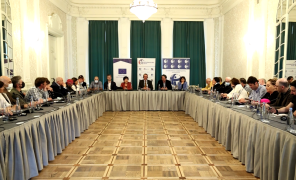 კარლ ჰარცელი სახელოვნებო წრეების წარმომადგენლებს შეხვდა