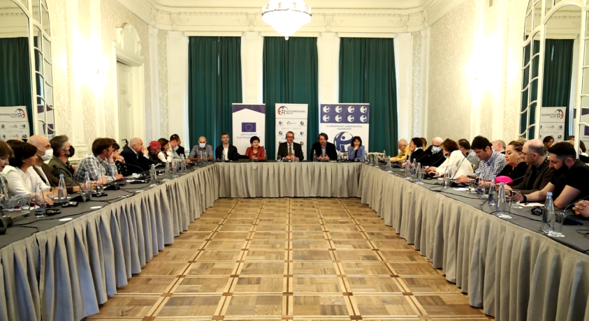 კარლ ჰარცელი სახელოვნებო წრეების წარმომადგენლებს შეხვდა