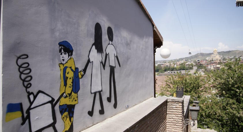 ქუჩის მხატვრები თბილისისა და რუსთავის ქუჩებში უკრაინაზე ჰყვებიან