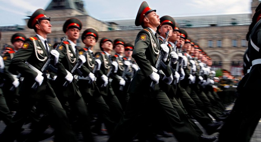 სამხედრო აღლუმი ომის ფონზე