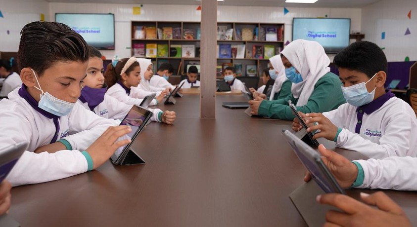 ციფრულ სკოლაში მომავალი ხუთი წლის განმავლობაში მილიონი ლტოლვილი მიიღებს განათლებას
