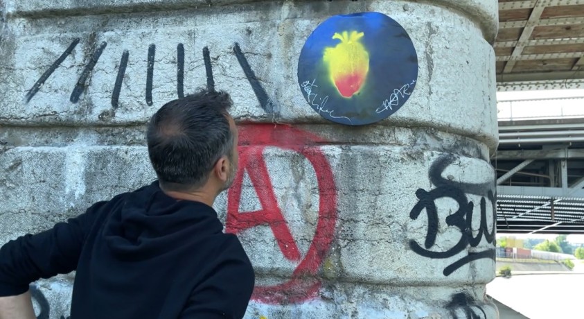 გამოფენა “აორტა” – ფრანგი მხატვრის წითელი გულების გამოფენა ქუჩაში