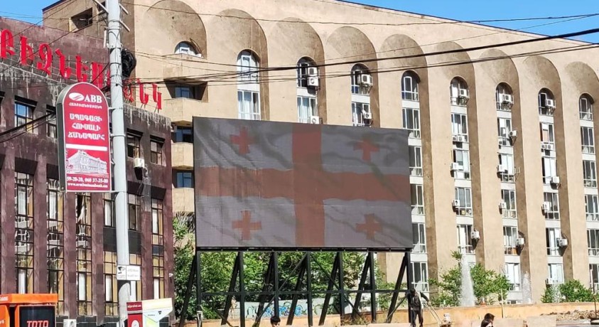 26 მაისი: ერევნის ქუჩებში ბანერები საქართველოს დროშის ფერებში განათდა