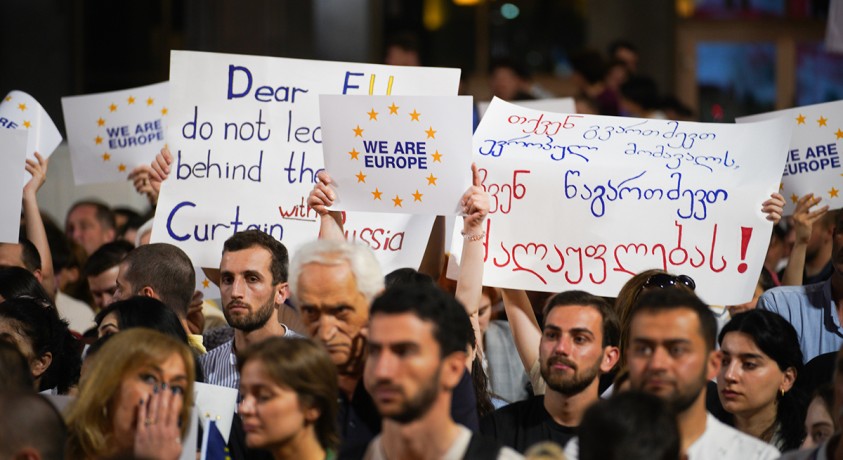 „შინ ევროპისკენ“ აქციის მონაწილეები ევროპის მოედანზე მსვლელობით მივიდნენ